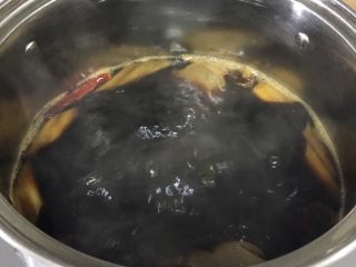 肉夹馍（居家版）,香料入锅里煮开加冰糖跟老抽熬煮一会
