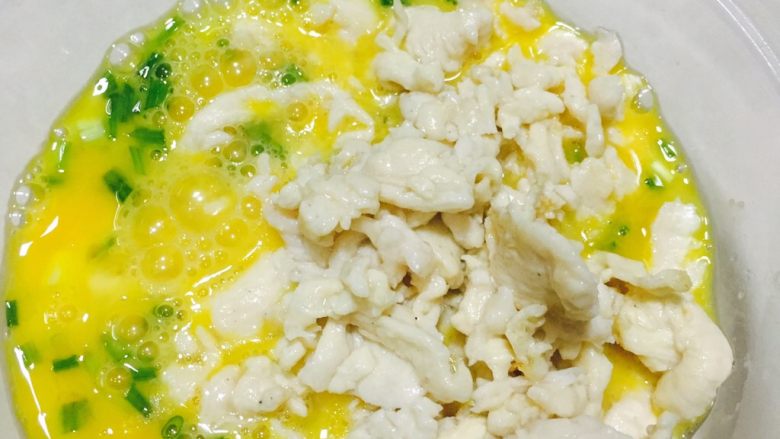 香嫩鸡肉滑蛋,超好的鸡肉放入搅好的蛋液中，搅拌均匀