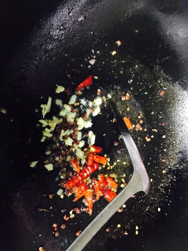 孜然脆骨,锅内留少量油，放入生姜，辣椒，花椒，大葱翻炒，小火哟，闻到有香味的时候开大火