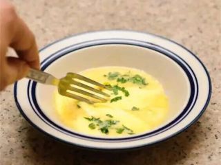 牛奶烤鸡蛋,取出鸡蛋，加入碎奶酪和葱碎，放到微波炉高火烤30—45秒钟，美味的牛奶鸡蛋就做好了！