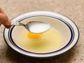 牛奶烤鸡蛋,把鸡蛋打到碗里，加一勺牛奶，喜欢奶油的话也可以用奶油代替。