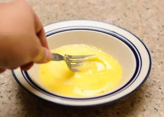 牛奶烤鸡蛋,用叉子搅拌，让蛋黄、蛋清和牛奶融合在一起。
