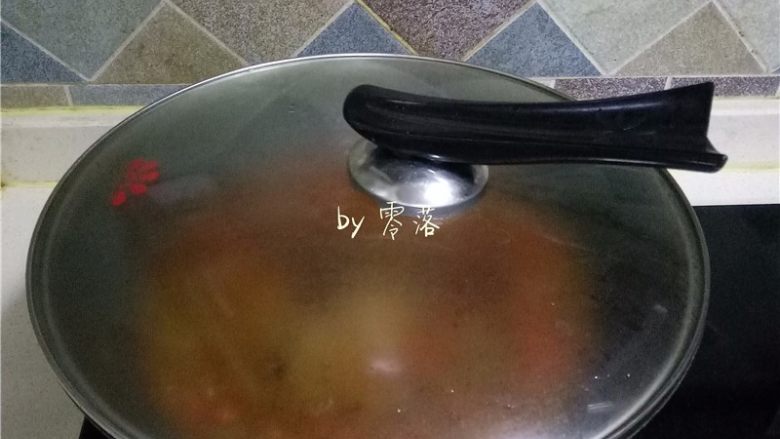 酸辣热干面,上盖；用大火汤汁烧开后，转中火，让汤汁继续沸腾几次；放入芹菜梗，甜椒、青椒，再淋入适量香醋；再煮2分钟左右；