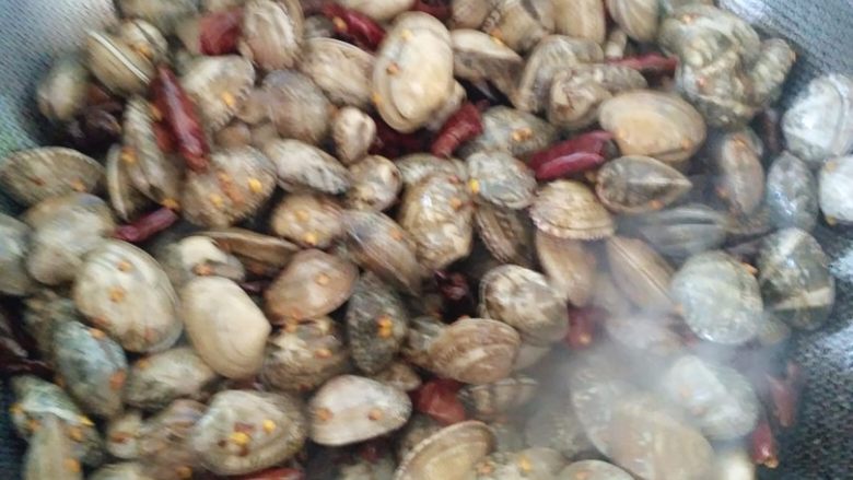 辣炒蛤蜊or清炒蛤蜊,倒入控好水的蛤蜊，翻炒均匀，盖上锅盖