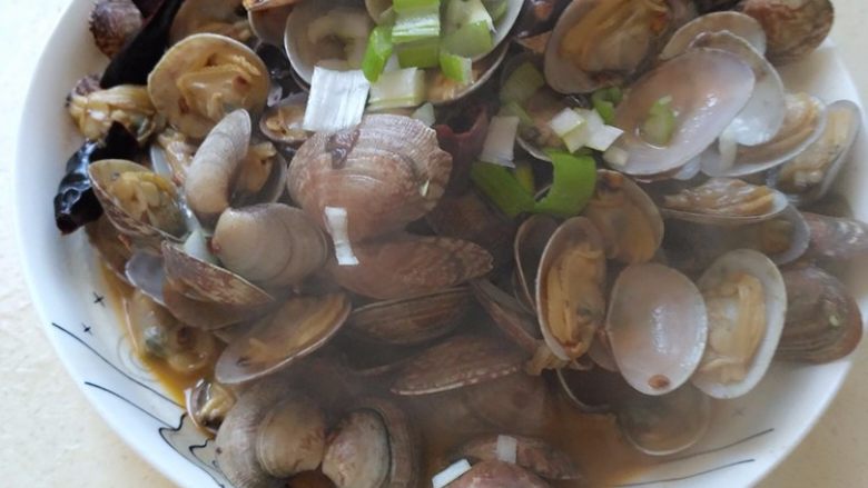 辣炒蛤蜊or清炒蛤蜊,装盘开吃，我尤其爱吃蛤蜊炒出来的水，超级好吃