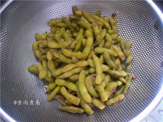 五香滋味黄豆夹,煮熟的毛豆捞起沥干水，即可食用