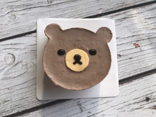 小熊慕斯蛋糕,在上面画出鼻子和嘴。