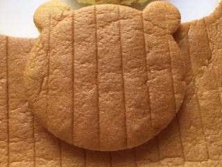 小熊慕斯蛋糕,用小熊模具压出小熊形状。