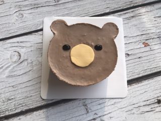 小熊慕斯蛋糕,巧克力溶化画出眼睛，芝士片裁成圆片放在嘴巴位置上。
