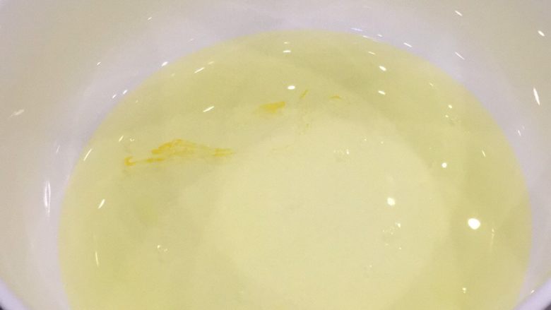水果奶油蛋糕,蛋白与蛋黄分离 注意！！ 蛋白千万要小心不要混合蛋黄 分离时的碗中不能含用水分和油