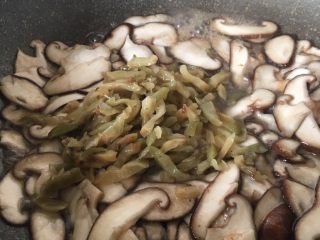 下饭菜香菇榨菜炒肉丝,香菇翻炒出水加入榨菜翻炒