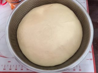老式面包,放温暖处发酵至原来的两倍大