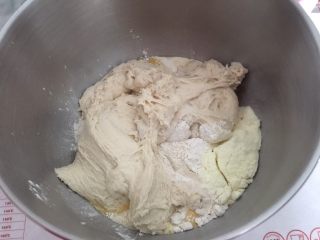 老式面包,将中种与主面团中除黄油以外的原料放在一起，揉至光滑后加入黄油