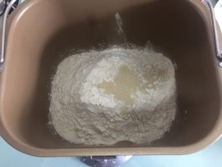 德国碱水面包普雷结,除黄油外的材料放入面包桶，酵母不要与盐、糖接触