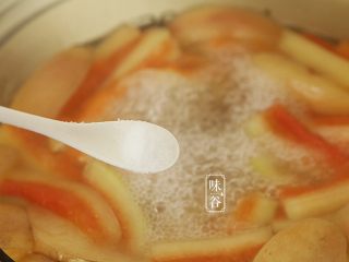 西瓜翠衣消暑靓汤,关火前加入适量的食盐调味即可。