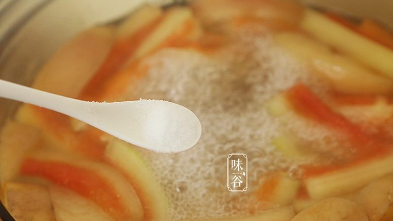 西瓜翠衣消暑靓汤,关火前加入适量的食盐调味即可。