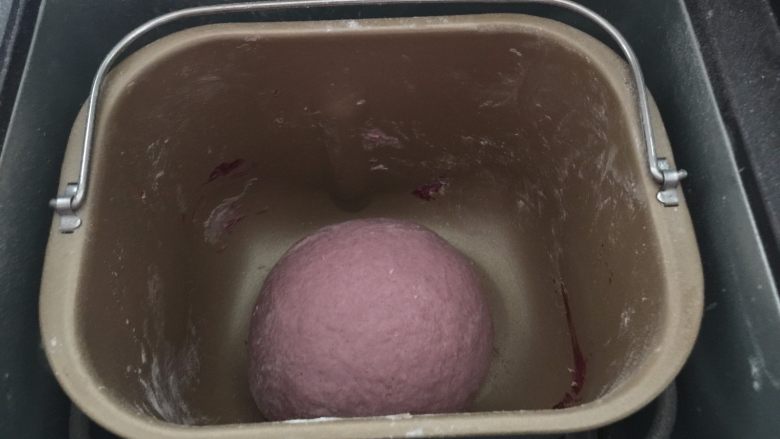 蛋黄豆沙蔓越莓包,和成光滑面团后，进行基础发酵
