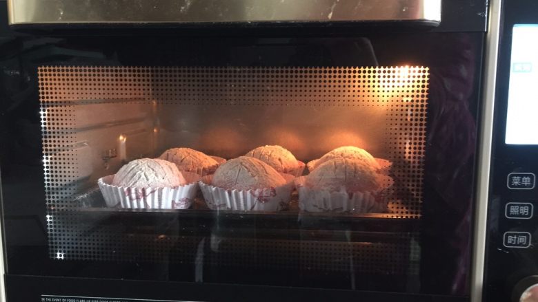 蛋黄豆沙蔓越莓包,入预热好的烤箱160度烤20分钟，出炉