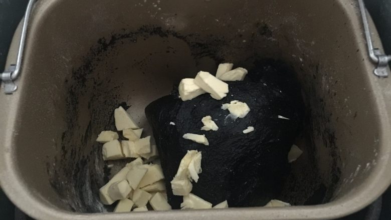 蟹柳土豆泥竹炭面包卷,和成面团后放入切小的黄油和成可以拉出薄膜的面团后，进行基础发酵