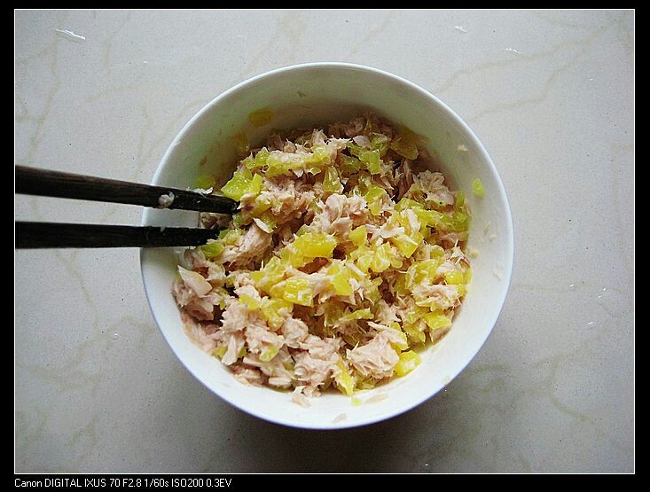 米饭蛋糕:剩食变身高颜值美食,金枪鱼罐头放入容器中捣碎，放入寿司萝卜碎拌匀。