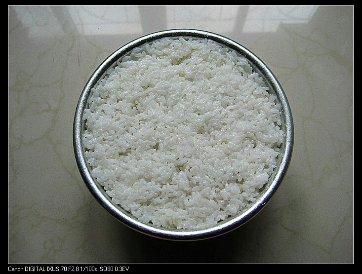 米饭蛋糕:剩食变身高颜值美食,再铺米饭，然后沙拉酱，蔬菜碎，沙拉酱这样的顺序，直至填满模具，最上面一层是米饭。