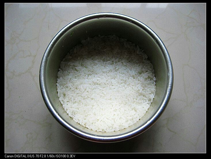 米饭蛋糕:剩食变身高颜值美食,先将米饭加热至温热，然后铺入模具中，压实。