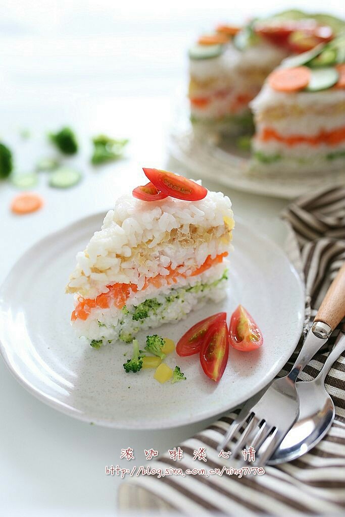 米饭蛋糕:剩食变身高颜值美食,可以用刀切开吃，也可以直接用勺子挖着吃。