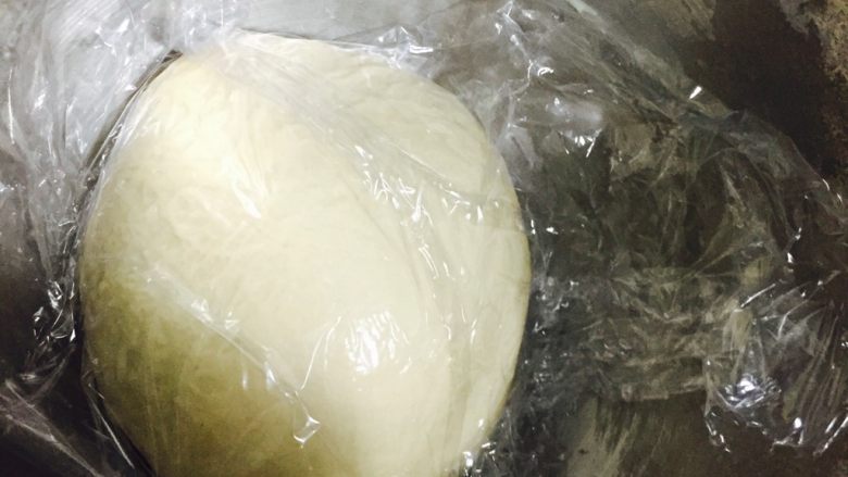 豆沙小餐包#UKOEO801厨师机#,揉成面团  盖上保鲜膜  醒15分钟左右