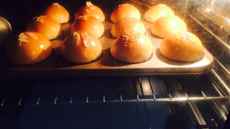 豆沙小餐包#UKOEO801厨师机#,放入预热好的烤箱中  烤25分钟左右  观察上色情况  表明金黄即可