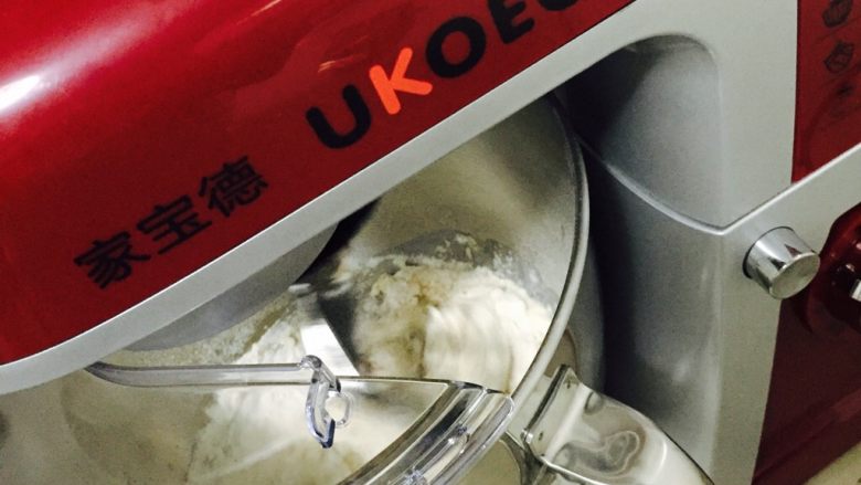 豆沙小餐包#UKOEO801厨师机#,开启一档揉两分钟成团（面桶还配有的盖子  防止面粉飞溅 很贴心的设计）