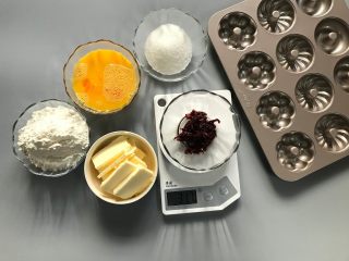 玫瑰玛德琳,准备材料和模具，低筋面粉与泡打粉混合过筛。