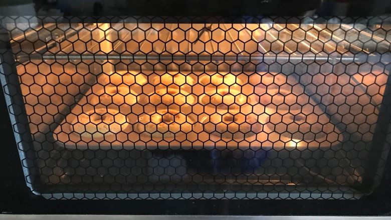 玫瑰玛德琳,用力震几下。放入事先185度预热的烤箱，烘烤25分钟左右。（请根据自己烤箱实际情况来设置时间和温度）