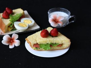 口袋三明治, 搭配上新鲜的水果和草莓，这个早餐很丰富