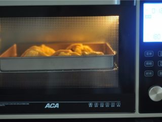 芝士土司夹,放入烤箱，180度烤5分钟至表面焦黄