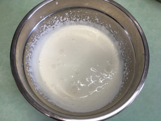 8寸芒果慕斯蛋糕,淡奶油加细砂糖打发至浓稠可以流动。