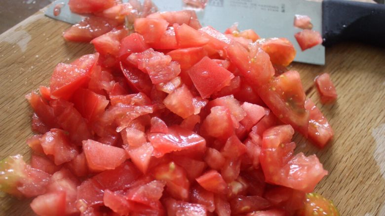 墨西哥辣椒鸡肉酱,把4个西红柿切成小块儿