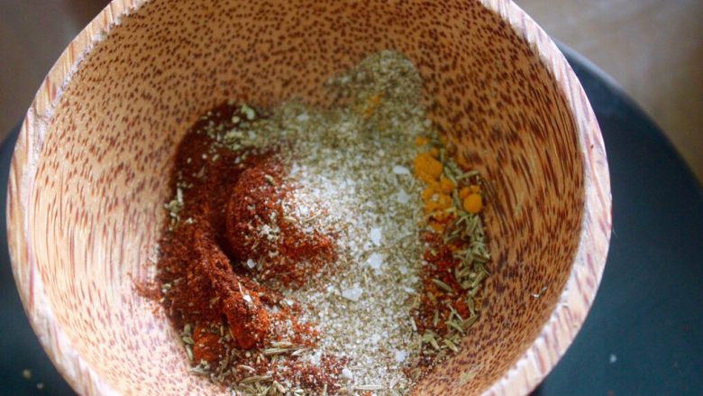 墨西哥辣椒鸡肉酱,把香料和盐都准备好，放到一个碗里（必须要的是五香辣椒粉和红辣椒粉，别的按照自己的口味调）
