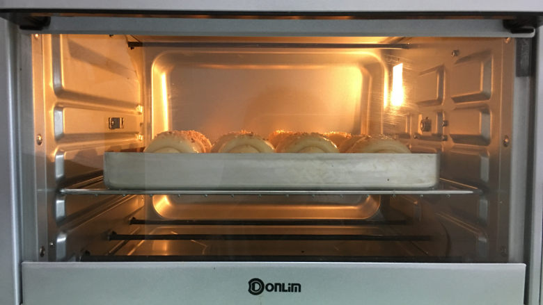 肠仔面包卷,将面包放入提前预热好的烤箱中进行烘烤，温度设定为170度，时间为20分钟。