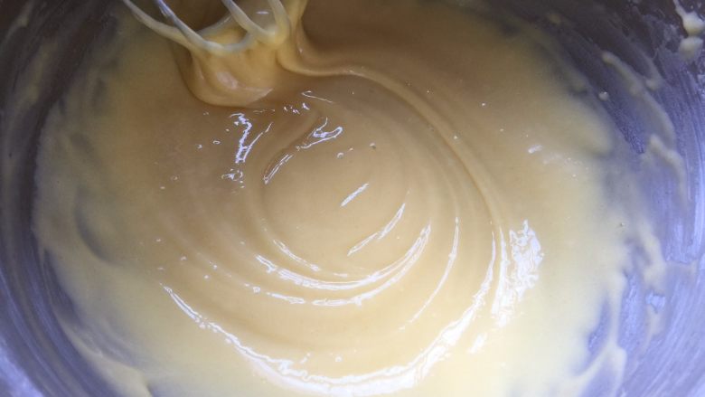 香草魔法蛋糕,筛入低筋面粉，搅拌均匀