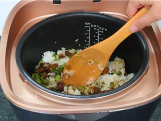 五花肉蒜香腊味焖饭,焖好后用饭勺打散米饭，搅拌均匀即可食用