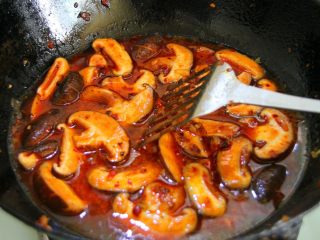 香辣烤鱼,炒至杏鲍菇变色。