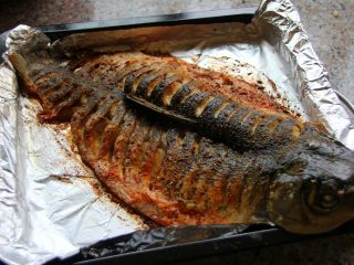 香辣烤鱼,取出烤好的鱼，此时的烤鱼撒点孜然粉和辣椒面就可以吃了……