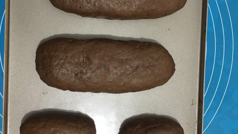 巧克力麻薯软欧包,放在烤盘里进烤箱二次发酵，发到2倍大即可，约30分钟
