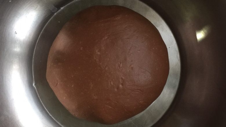 巧克力麻薯软欧包,然后放在盆里烤箱发酵，60度发酵档中下层，最下层放盛水的烤盘，约70分钟左右面团发到两倍大。
如果室温发酵，依据室温高低，时间在1小时到4小时不等
发酵的时候制作麻薯面团：所有麻薯面团用料混合均匀上锅蒸25分钟即可，然后晾凉备用
