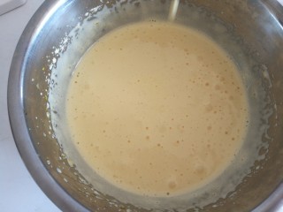 蛋黄小饼干,最后打发至白色，体积增大两倍