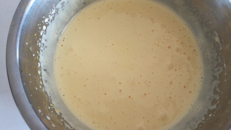 蛋黄小饼干,最后打发至白色，体积增大两倍