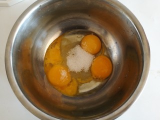 蛋黄小饼干,全蛋，蛋黄混合在一起，加入一半细砂糖，用打蛋器打发
