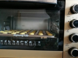 蛋黄小饼干,送入预热好的烤箱，上管160度，下管140度，烤25分钟即可