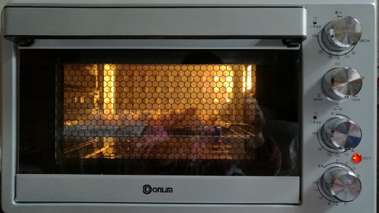 香烤金针菇,放进烤箱（东菱烤立方）烘烤10分钟（烤箱无需预热）。