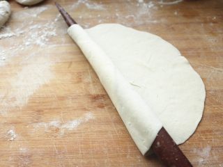土豆丝卷饼,用擀面杖卷起来，一点点推开，转着圈推开。